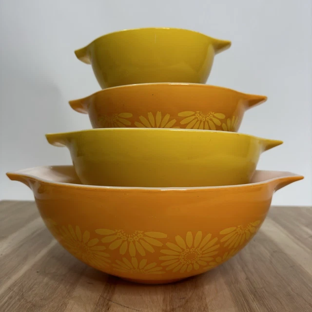 VINTAGE PYREX YELLOW/ORANGE Sunflower Daisy Cinderella Nesting Mixing