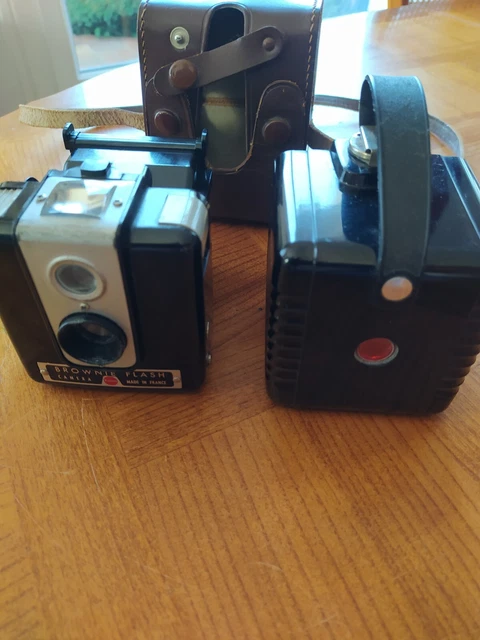 APPAREIL PHOTO ARGENTIQUE KODAK BROWNIE FLASH AVEC ETUI ( année 50 )