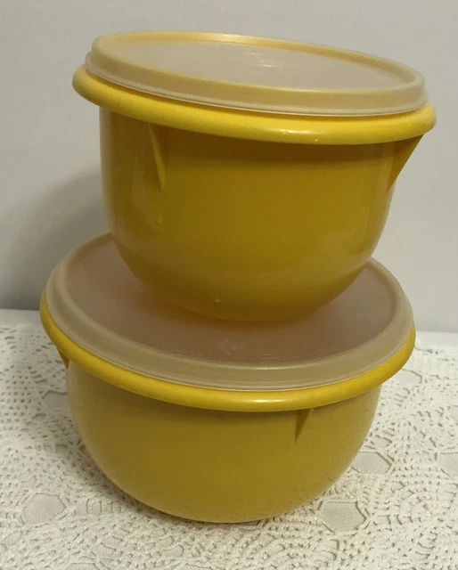 Juego de 2 cuencos mezcladores de anidación amarillo mostaza Tupperware #270 y #271 con tapas