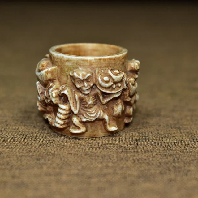 vintage carved horn statue Old Beijing deer Five ghosts sculpture ring rare art