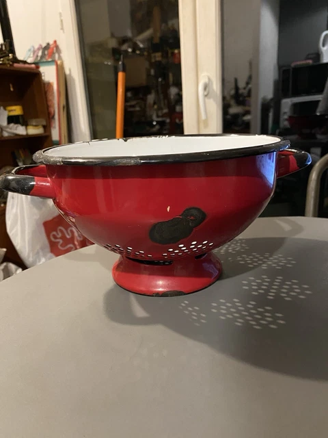 Passoire Ancienne En Tôle émaillée à Motif Cerises - Diamètre 22 Cm, 3 Pieds - Couleurs Blanc, Vert, Rouge