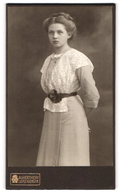Fotografie A. Wertheim, Berlin, Junges Mädchen mit gestreiftem Kleid