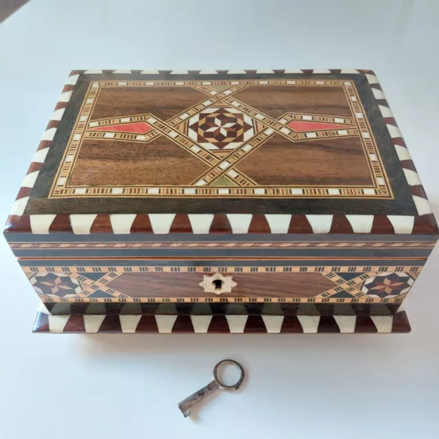 Pretty vintage wooden trinket / jewellery box decorated with geometric inlay