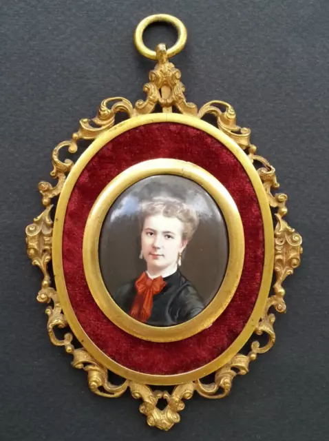 BELLE ancienne MINIATURE PEINTURE SUR PORCELAINE portrait femme au noeud rouge