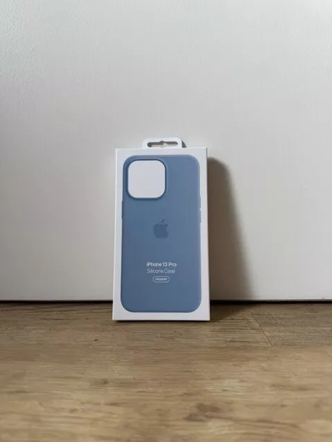 Coque iPhone 13 Pro en silicone souple effet peau de pêche bleu ciel
