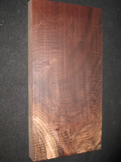 Cuchillo artesanal rizado Claro bloque de madera de nogal tallado arte 24" AAAAA