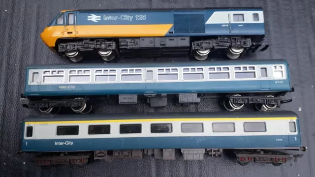 Hornby Intercity 125 Loco + 2 Carriages