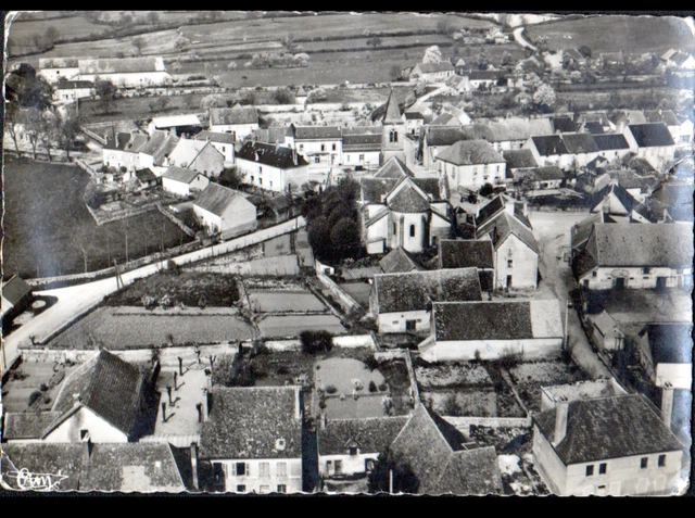 VANDENESSE (58) VILLAS & EGLISE en vue aérienne en 1954