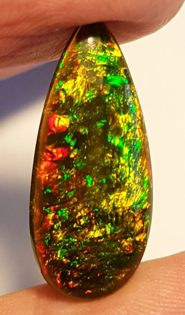 6,45cts RARE grande Opale Noire, flashs électriques
