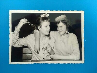 Foto Vintage antik Mädchen Girls Frau Woman spielt mit Zöpfen Pigtails old alt