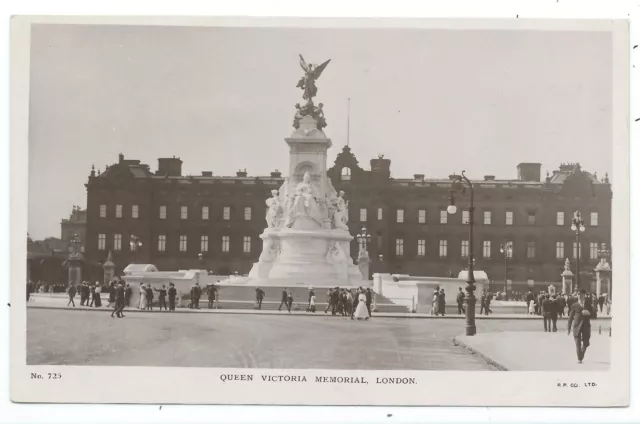 LONDON - QUEEN VICTORIA MEMORIAL & BUCKINGHAM PALACE Real Photo Postcard