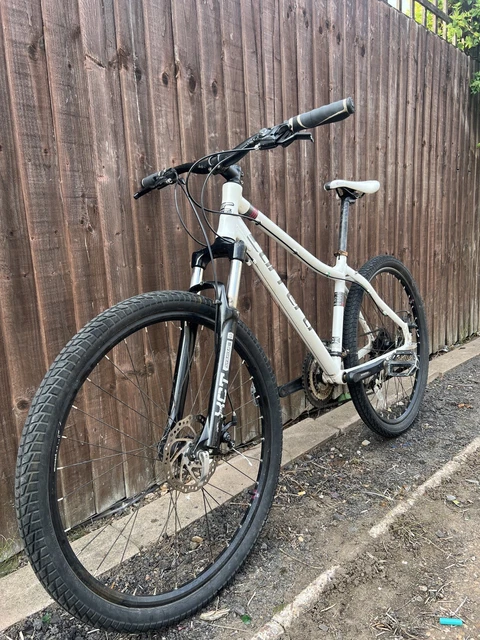 Carrera Subway Womens Hybrid Bike Carrera Subway Hybrid Bike For