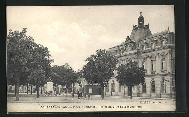 CPA Coutras, Place du Château, Town Hall and the Monument