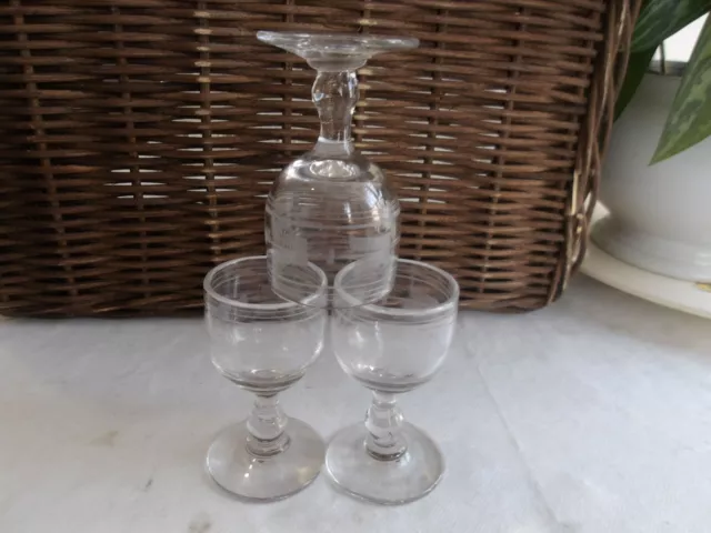 3 verres à pied ancien soufflés gravés XIX EME .Haut 9  cm. Diam 5 cm .TBE