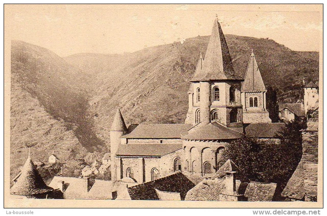 12 Conques - l'eglise, vue prise de l'abside et gorge Sainte Foy