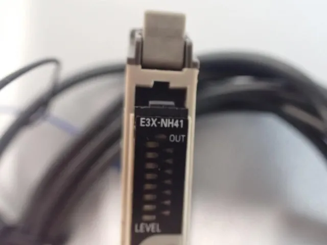 E3XNH41 - OMRON-  E3X-NH41 / Capteur fibre optique USED 3