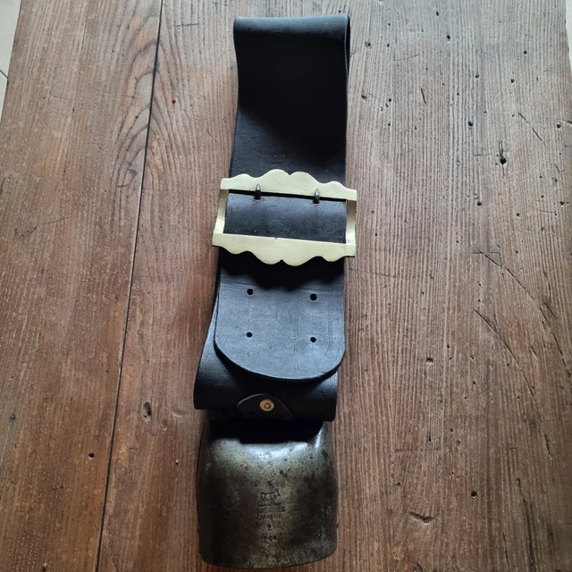 Très Ancienne Cloche De Vache Avec Collier En Cuir - Devouassoud - Antiquité