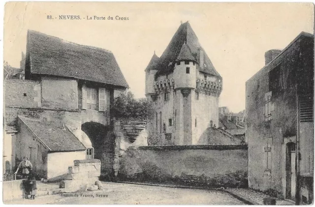 NEVERS 58 La Porte de Croux CPA à dos vert animée non circulée vers 1910