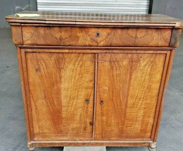 Biedermeier Anrichte, um 1850 Nussbaum Furnier, Bergezustand,