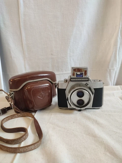 Ancien appareil photo argentique en photos de couverture et film sur une surface en bois | Photo Premium