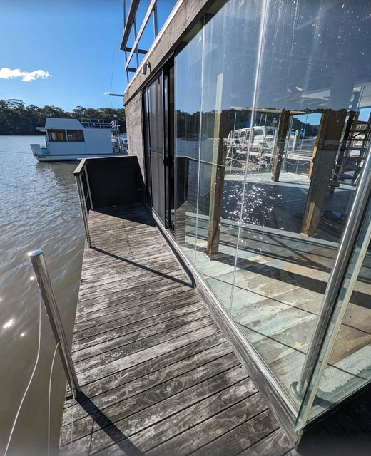 HOUSE BOAT (FLOATING house) for sale on the Hawkesbury 100m2