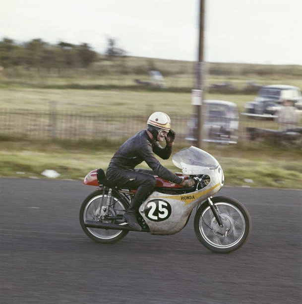 MOTORCYCLE ROAD RACER Mike Hailwood Riding A 250Cc Honda Moto 1960s Old ...