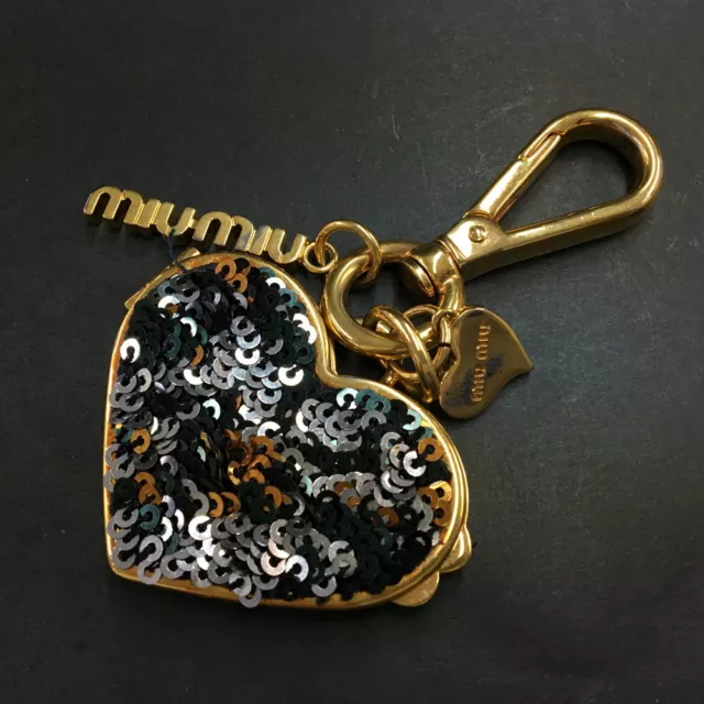 Dije MIU MIU con logotipo lentejuelas corazón tono dorado llavero/9Y0322