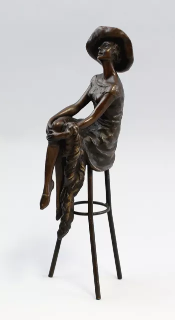 9937273-ds Escultura de Bronce Figura Chica Art Decó Mujer En Taburete BAR H26cm