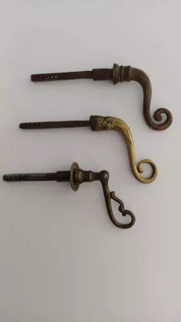 Lot  de 3 anciennes petites poignées de porte  en laiton .