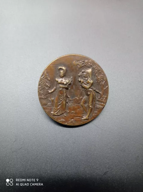 Ancien gros bouton  AP et compagnie Paris  déposé en bronze ou laiton  .