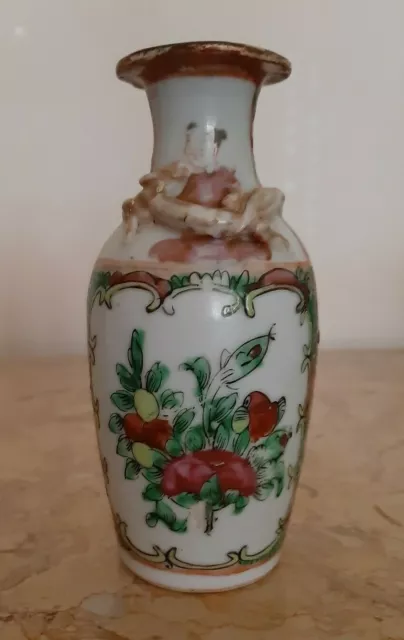 vase ancien en porcelaine de Chine de Canton XIXeme siecle     hauteur 12,5 cm