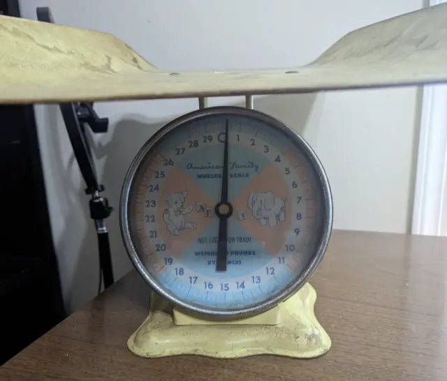 VINTAGE AMERICAN FAMILY NURSERY SCALE BABY SCALE Solid Working Condition
