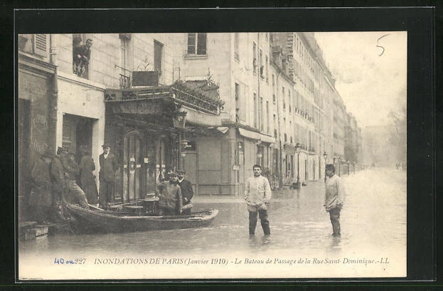 CPA Paris, Floods January 1910 - Le Bateau de Passage de la Rue Saint-Domini