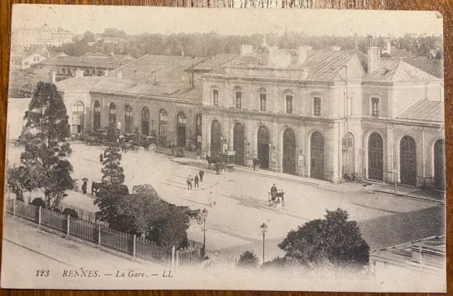 Carte Postale Ancienne. La Gare De Rennes ( Cpa 1) Animée.