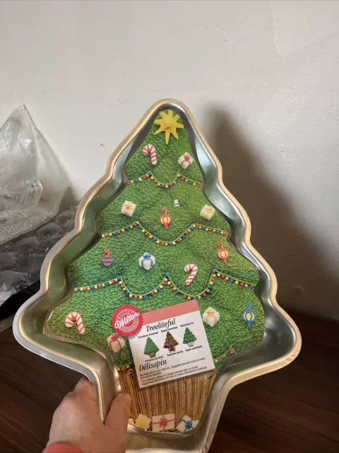 https://www.picclickimg.com/tLAAAOSwOfJlfceW/Wilton-Christmas-Tree-Aluminum-Cake-Pan-2105-425-Vintage.webp