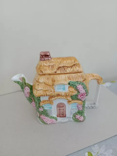 Vintage Novelty Thatched Country Cottage Small Teapot. Good Condition