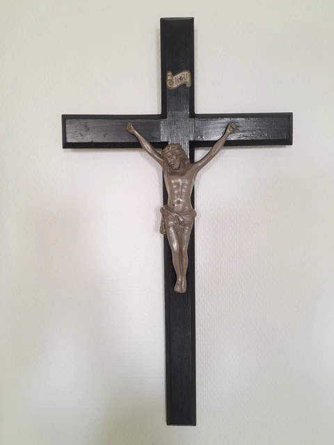 Crucifix en bois avec corps du Christ en métal. 30 cm