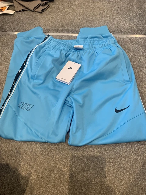 Nike Repeat Joggers da ragazzo taglia 12 a 13 nuove con etichette Nike Repeat Joggers da ragazzo taglia 12 a 13 nuove con etichette