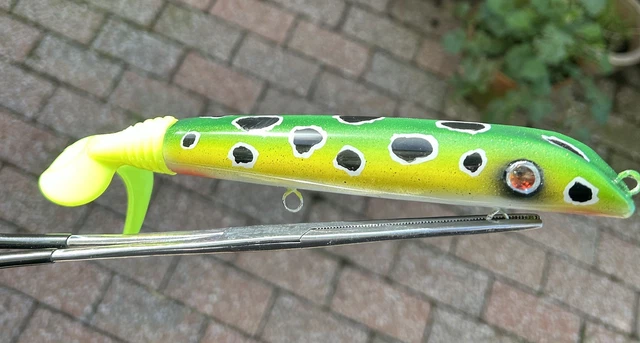 burt fishing lure Musky Mania Squirrely Burt, Chartreuse Perch Color section is narrower which allows the big bill to get them down quick and deep with minimal effort PIKE LURE - Squirrely Burt