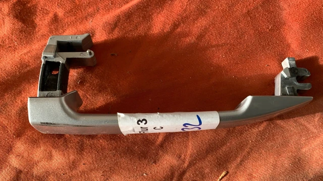 Poignée De Porte Extérieure Gauche Argent – Compatible 2012-2018 Véhicules Conduite à Gauche – Réf. 68069943AC – Qualité Premium
