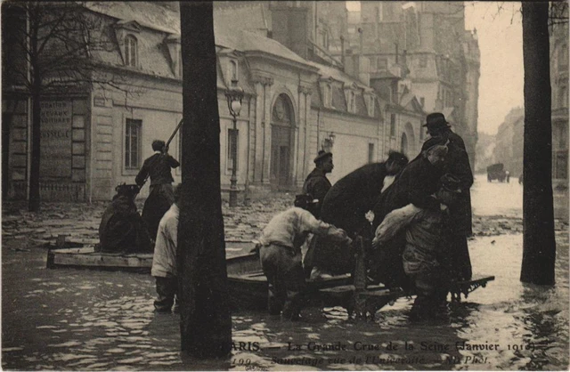 CPA Inondations 1910 PARIS Rue de l'universite Sauvetage (996164)