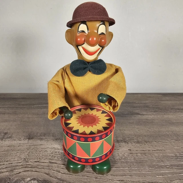 VINTAGE RUSS BERRIE WIND UP TIN TOY CLOWN PLAYING DRUM WORKS GOOD 7.5