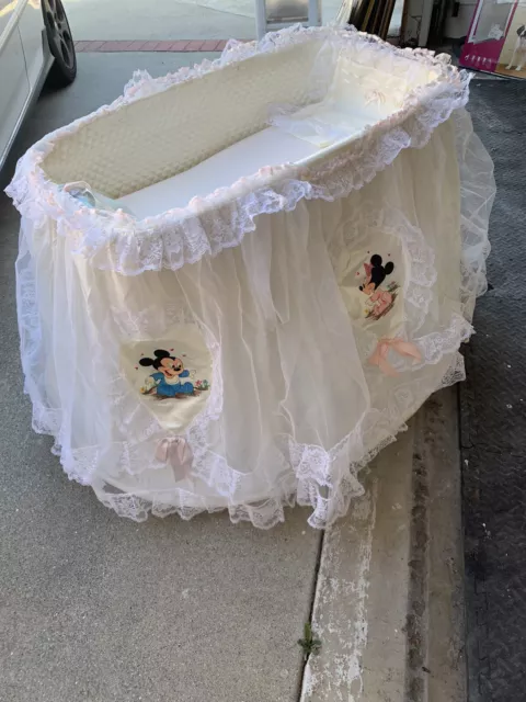 Moisés vintage para bebé de Disney hecho a mano