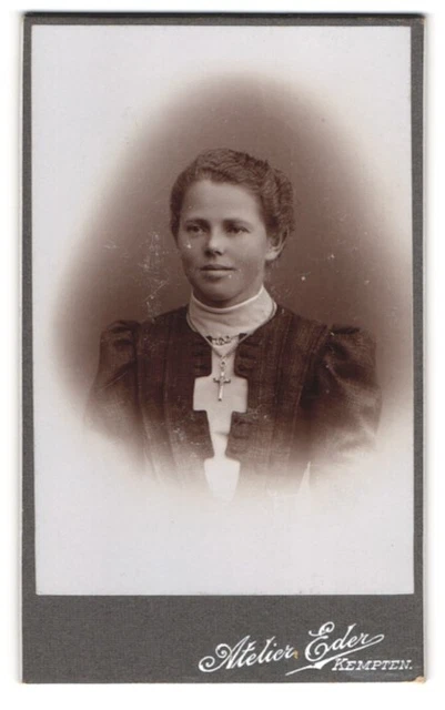 Fotografie Atelier Eder, Kempten, Junge Dame im Kleid mit Kreuzkette