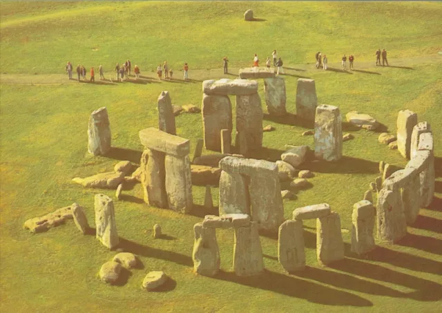Stonehenge, Wiltshire. : Vintage Postcard..
