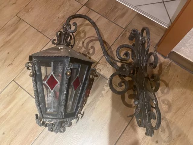 Vecchia lampada da parete ferro battuto con braccio/lanterna con vetro piombo colorato/vetro