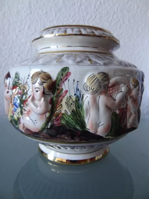 ancien vase capodimonte avec putti ou anges design italie signé et numéroté 3