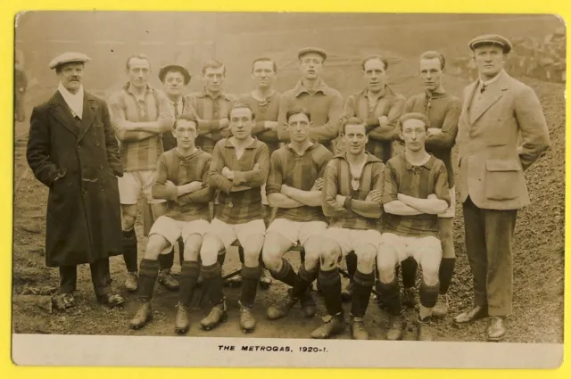 cpa ENGLAND SPORT Real Photo Post Card TEAM FOOTBALLER BRITISH The Metrogas 1920