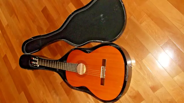 YAMAHA CG40A CLASSICAL Acoustic Guitar. Case New Strings