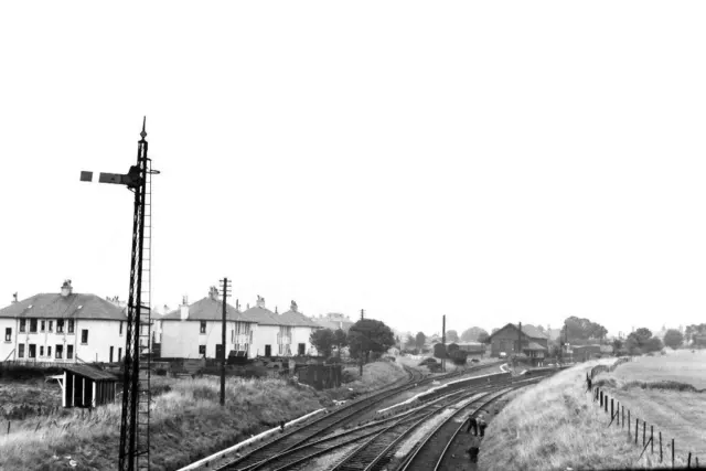 PHOTO BR British Railways Station Scene - NEILSTON HIGH 1982